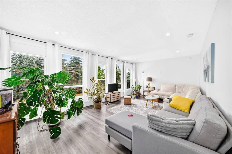 19 Berwick Crescent NW, Beddington Heights — interior photo 5