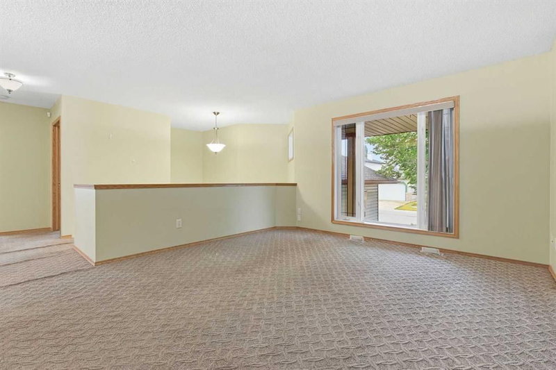 11 Westfall Crescent, Westridge — interior photo 6