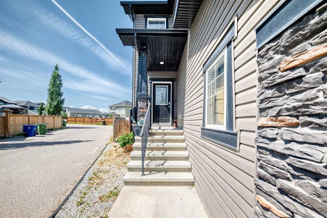 325 Evanspark Gardens NW
