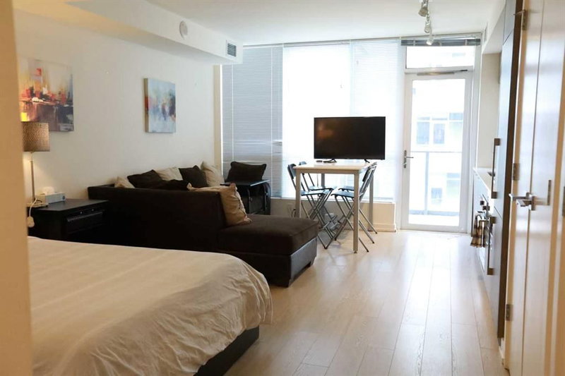 304, 51 Waterfront Mews SW, Chinatown — interior photo