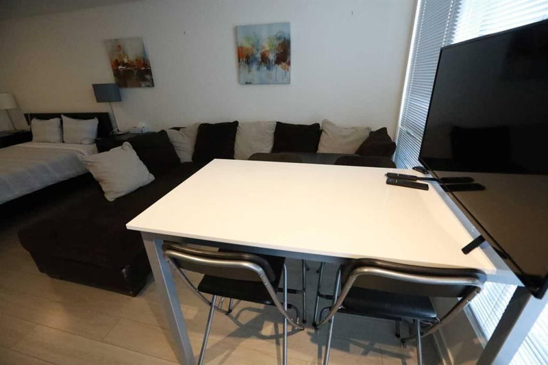 304, 51 Waterfront Mews SW, Chinatown — interior photo 7
