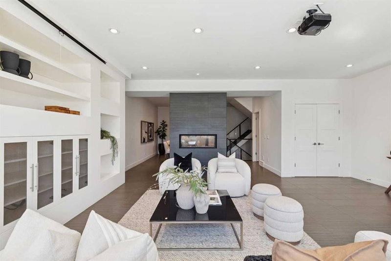 1711 27 Street SW, Shaganappi — interior photo