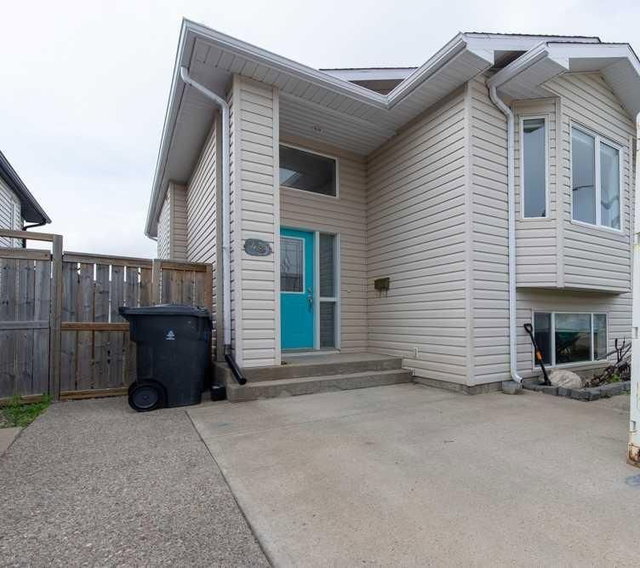 48 Blackfoot Court W
