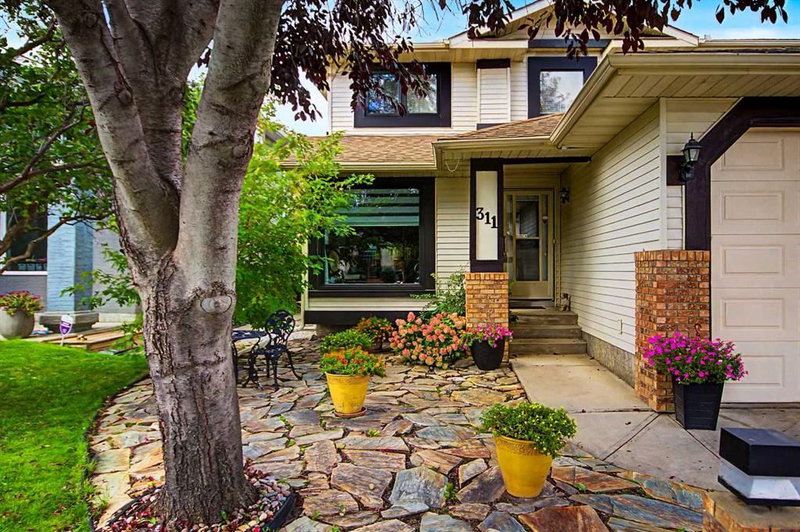 311 Douglasbank Green SE