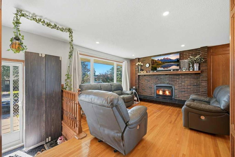 2415 Vista Crescent NE, Vista Heights — interior photo 5