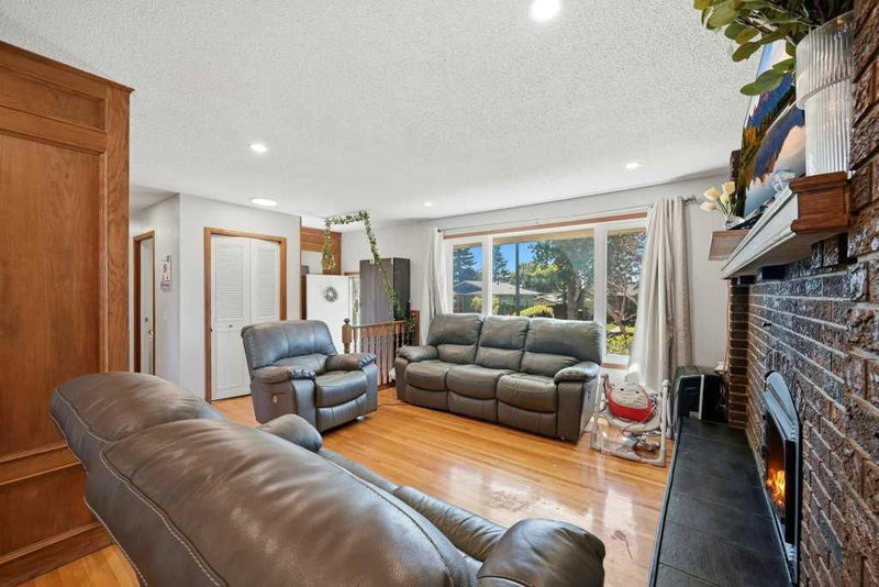 2415 Vista Crescent NE, Vista Heights — interior photo 7