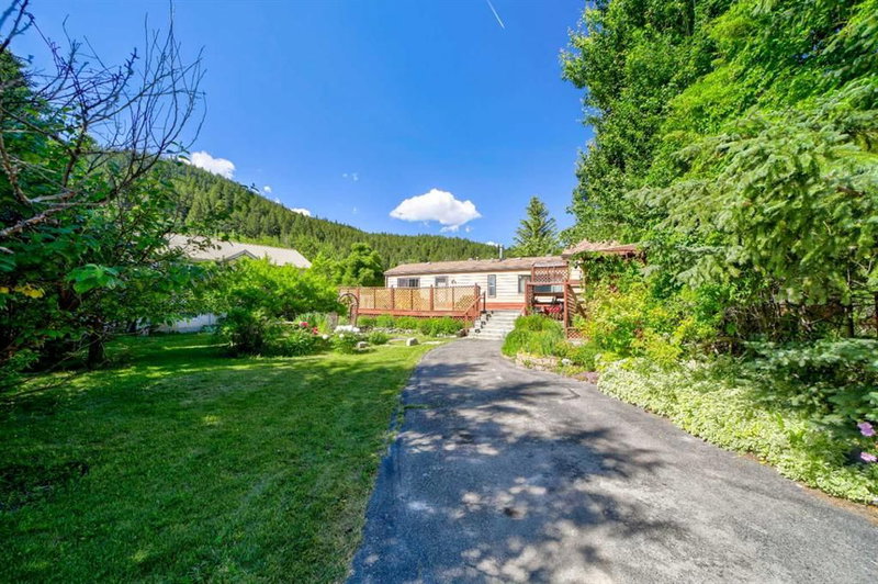 5670 16 Avenue — listing photo