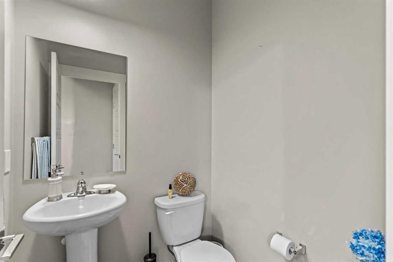 130 Skyview Circle NE, Skyview Ranch — interior photo 5
