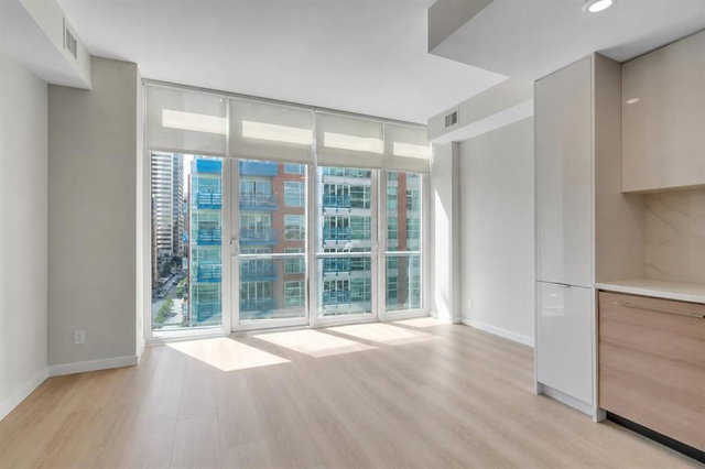 806 - 118 Waterfront Court SW