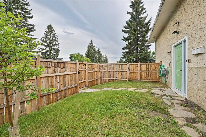 20A Beaver Dam Place NE, Thorncliffe — interior photo