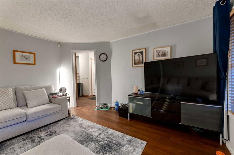 380 Shawcliffe Circle SW, Shawnessy — interior photo