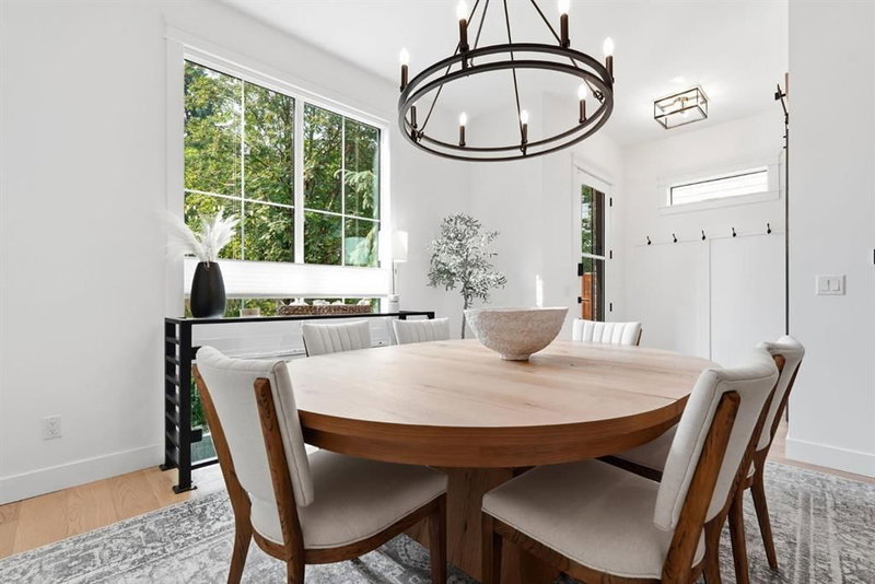 736 35 Street NW, Parkdale — interior photo