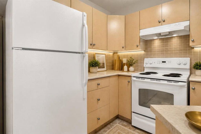 7103, 304 Mackenzie Way SW, Downtown — interior photo 6