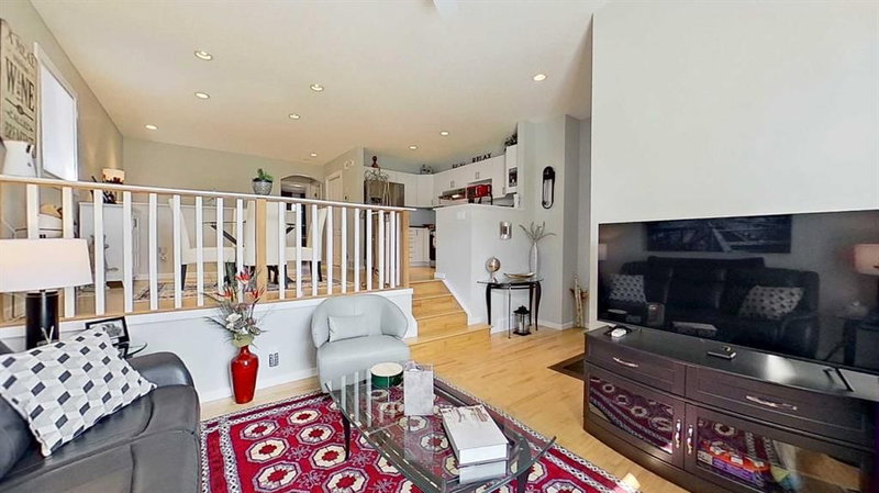 7 Bridlecrest Boulevard SW, Bridlewood — interior photo 5