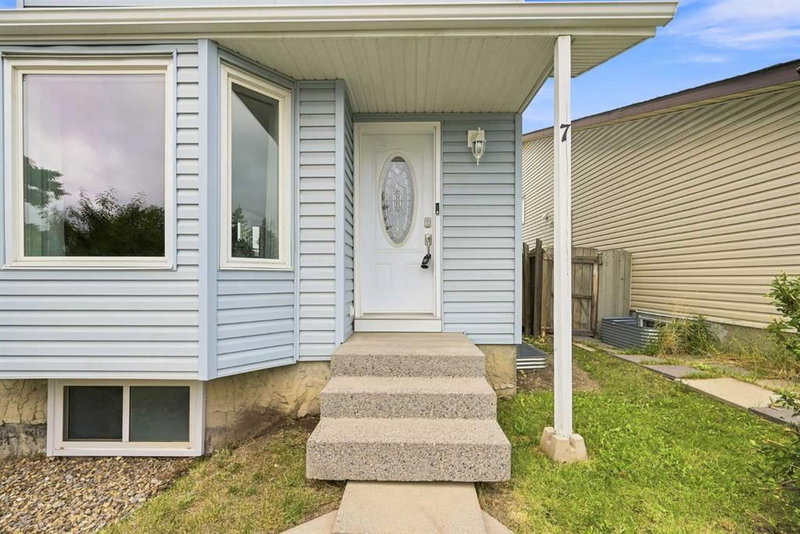 7 Falshire Close NE, Falconridge — photo 3