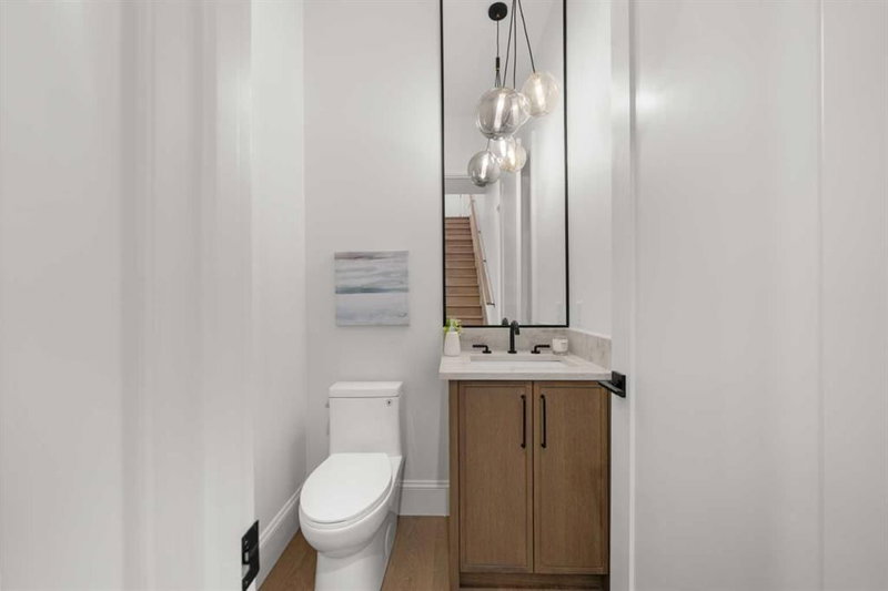 1807 32 Avenue SW, South Calgary — interior photo