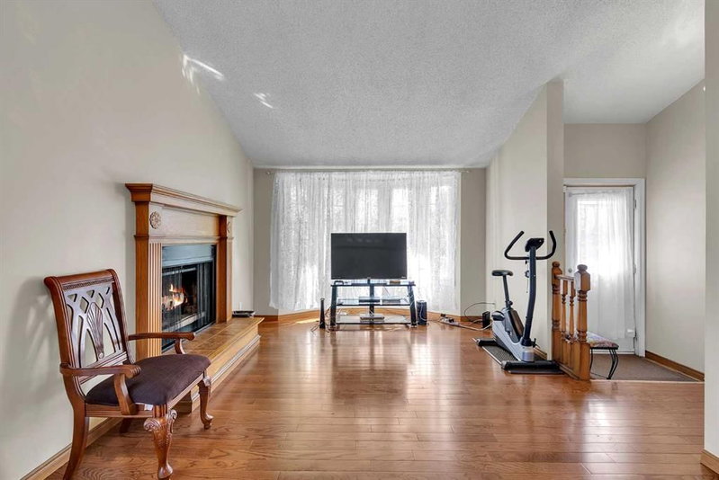 28 Macewan Meadow Link NW, MacEwan Glen — interior photo 6