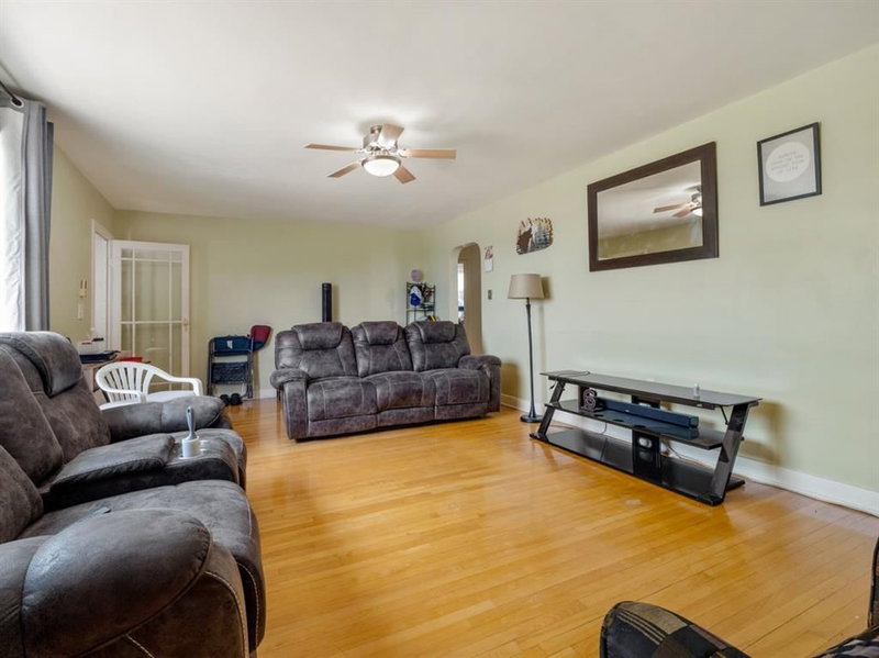 260 3 Street E