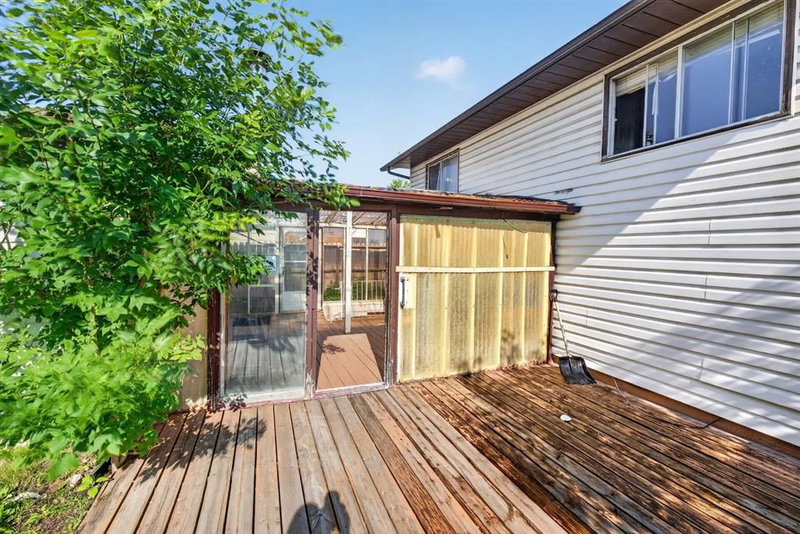 319 Rundlelawn Road NE, Rundle — interior photo
