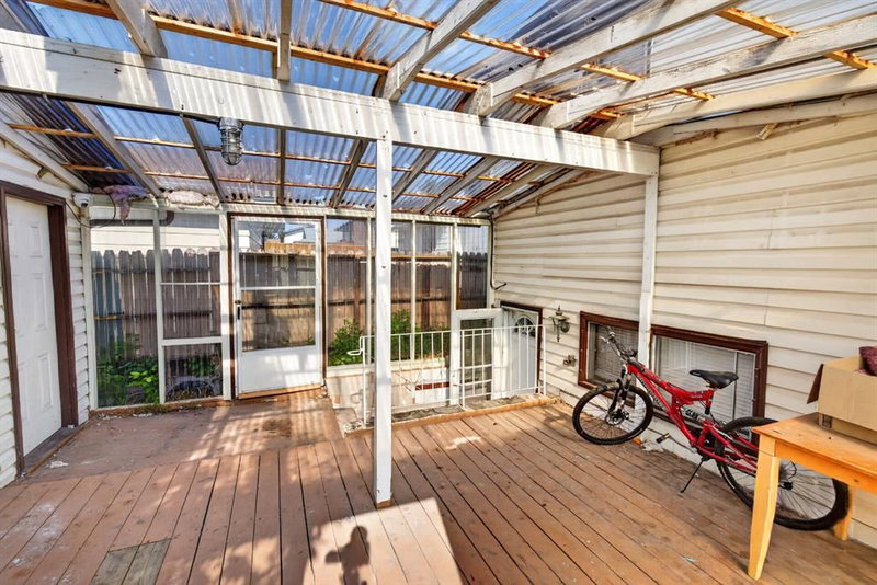 319 Rundlelawn Road NE, Rundle — interior photo 5