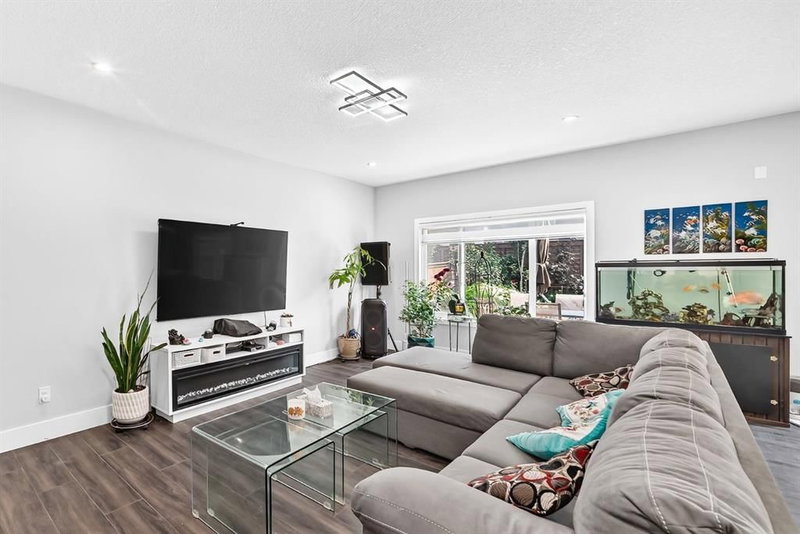 86 Carringvue Manor NW