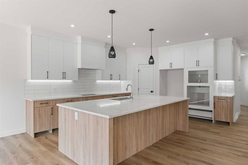 809 Hampshire Crescent NE, Hampton Hills — interior photo