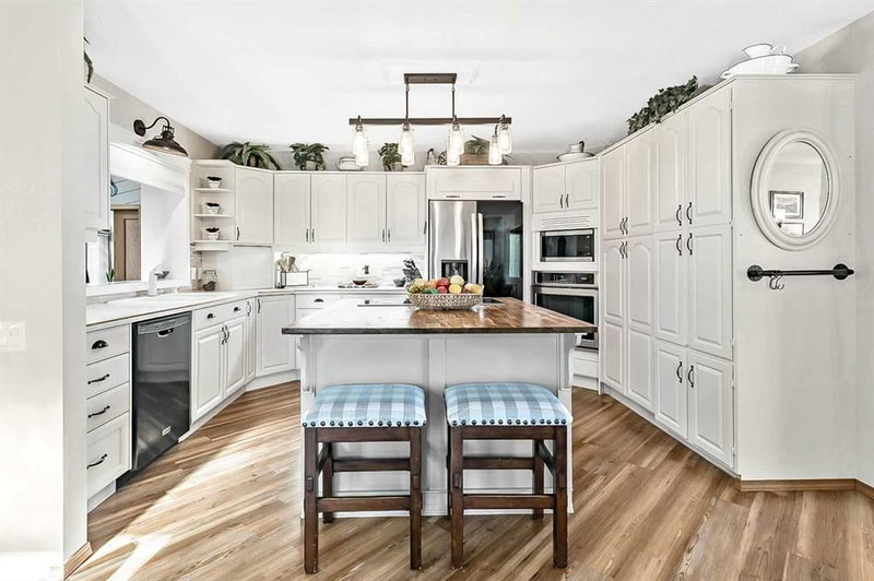 607 9 Street SE, Emerson Lake Estates — interior photo