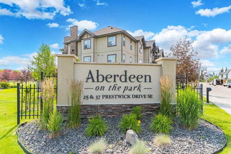 208-25 Prestwick Drive SE, Calgary — listing photo 2