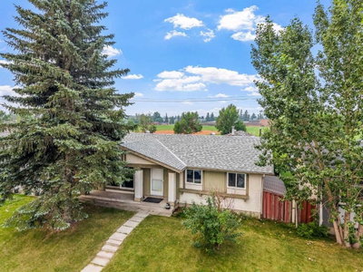 227 Manora Crescent NE