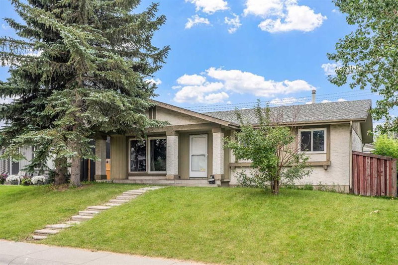 227 Manora Crescent NE