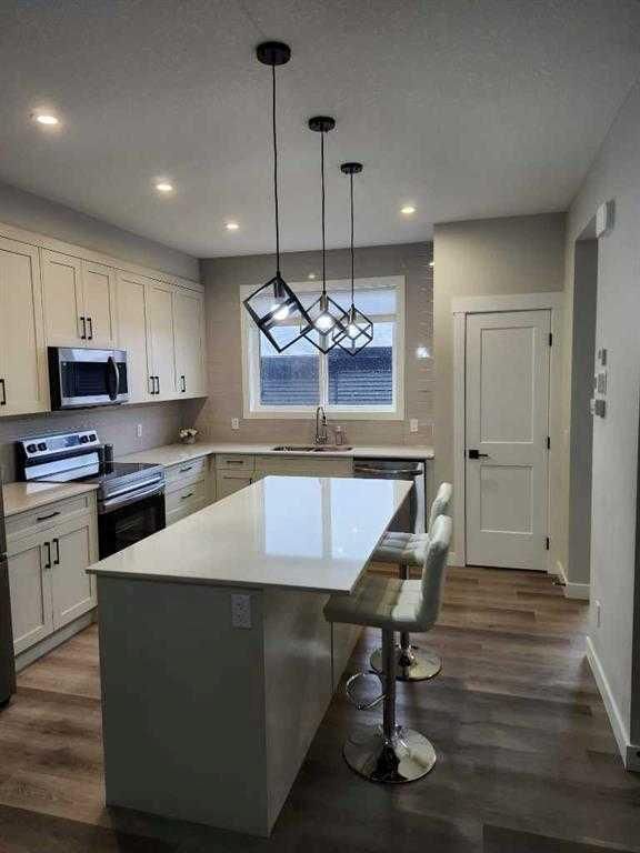 24 Silverton Glen Green SW
