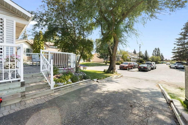 243 Radcliffe Place SE