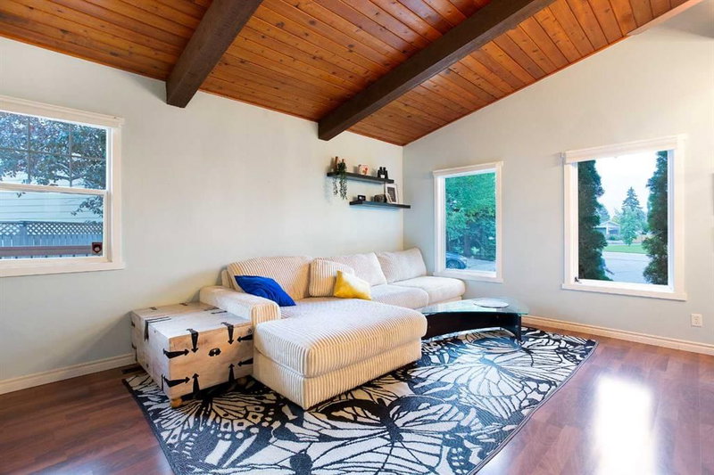 15 Southdale Bay SW, Southwood — interior photo 6