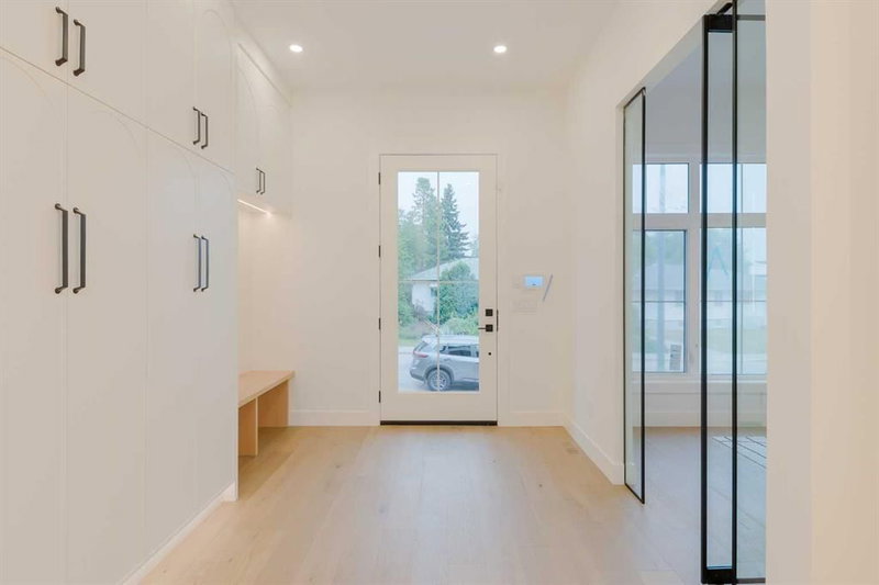 2207 Victoria Crescent NW, Banff Trail — interior photo