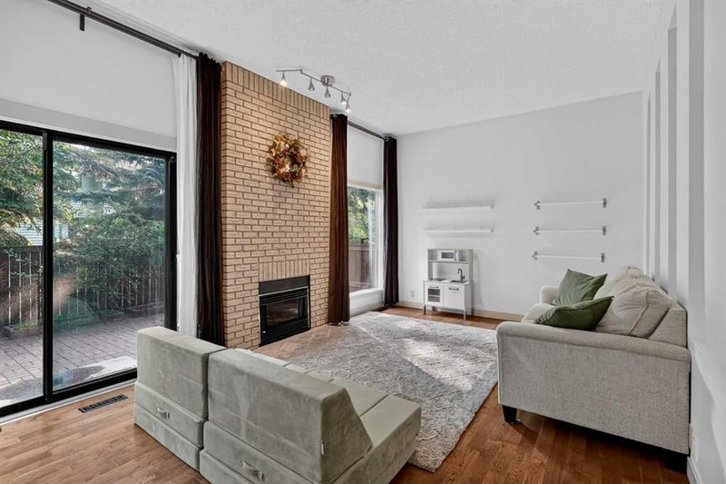 571 Point Mckay Grove NW, Point McKay — interior photo