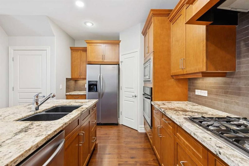 2, 133 12 Avenue NW, Crescent Heights — interior photo
