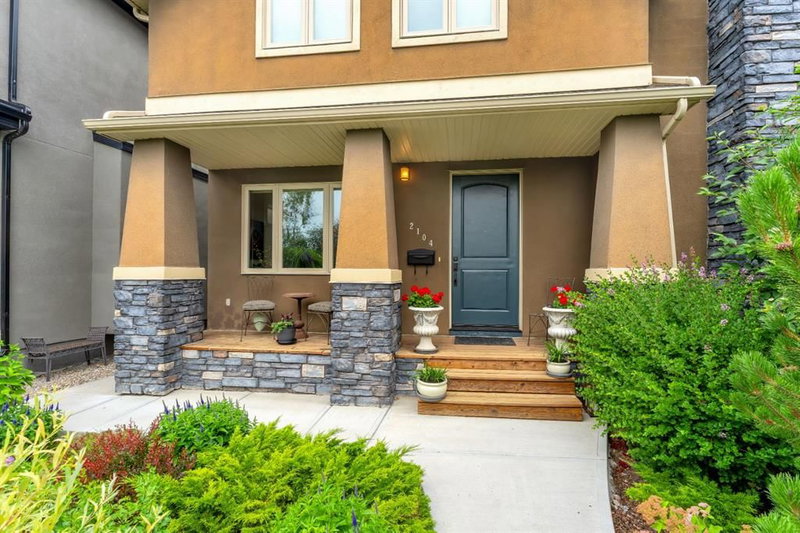 2104 23 Avenue NW, Banff Trail — photo 3