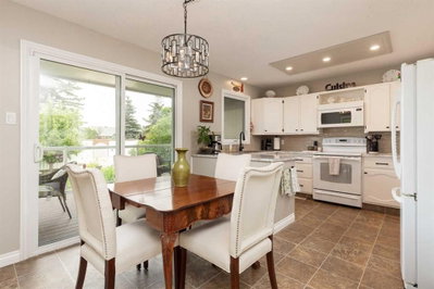 10 Seneca Place W
