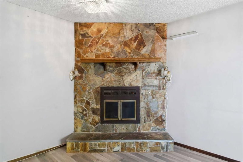 56 Pinecliff Close NE, Pineridge — interior photo