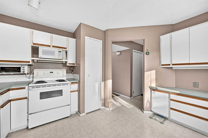 13, 123 Queensland Drive SE, Queensland — interior photo 5