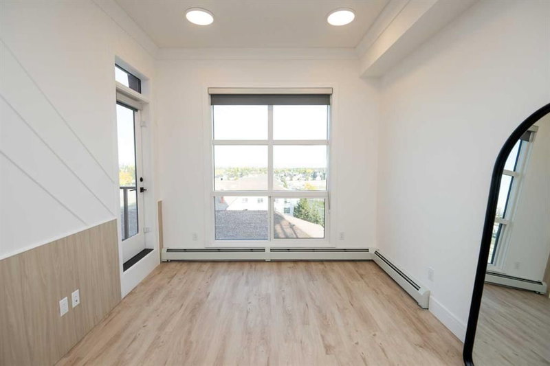 214, 330 Dieppe Drive SW, Currie Barracks — interior photo
