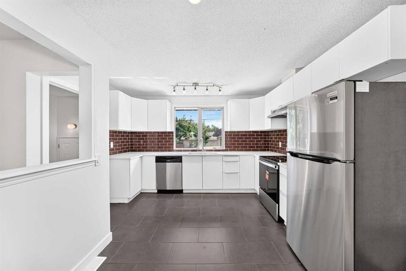 311 72 Avenue NE, Huntington Hills — interior photo 5