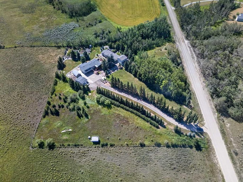 10 & 20, 30245 Range Road 12, Rural Mountain View County — interior photo