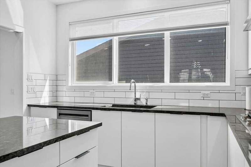 40 Amblefield View NW, Moraine — interior photo 7