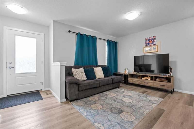 129 Yorkville Avenue SW, Yorkville — interior photo