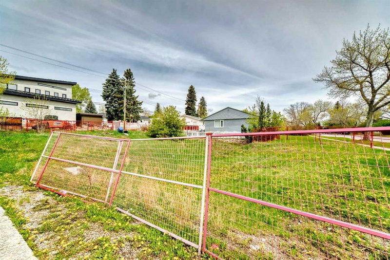521 Northmount Drive NW, Highwood — interior photo 5