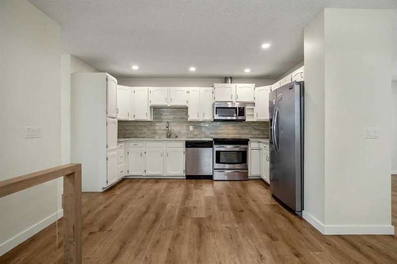 610 Strathcona Drive SW, Strathcona Park — interior photo 6