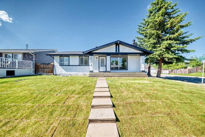 Detached at 704 Malvern Drive NE, Marlborough Park — listing photo