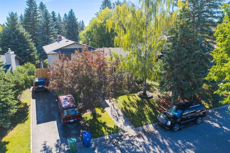 544 BROOKMERE Crescent SW, Braeside — interior photo