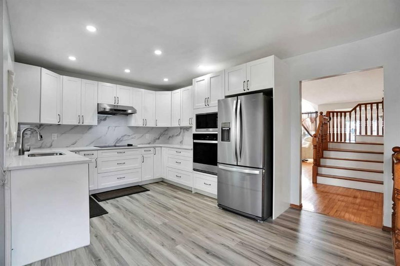 16 Sun Harbour Crescent SE, Sundance — interior photo